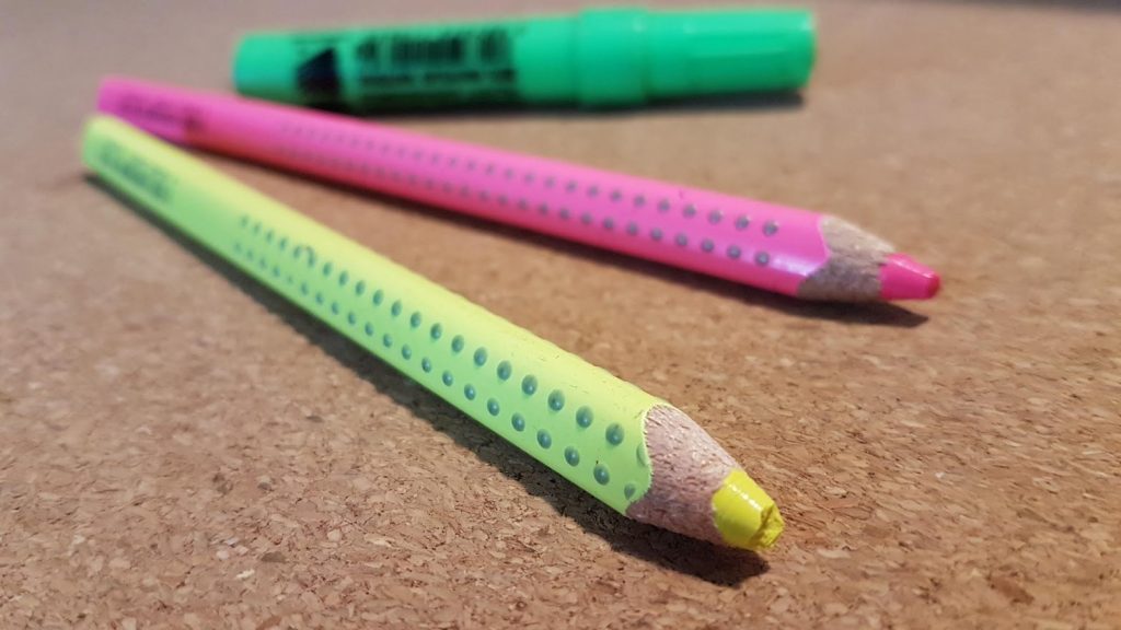 Sorkiemelő filcek hulladékmentes alternatívái a neonszínű ceruzák.